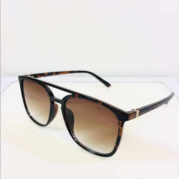 Women’s Banana Republic Fashion Sunglasses - Picture 5 of 7